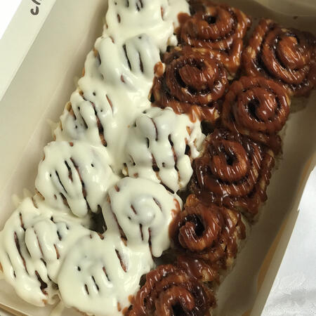 15pcs baby rolls with classic and salted caramel toppings (RM25)