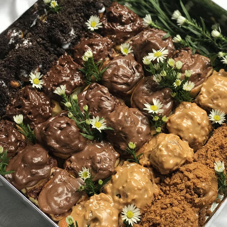 30pcs baby rolls premium mixed toppings with fresh flowers and transparent gift box (RM75)