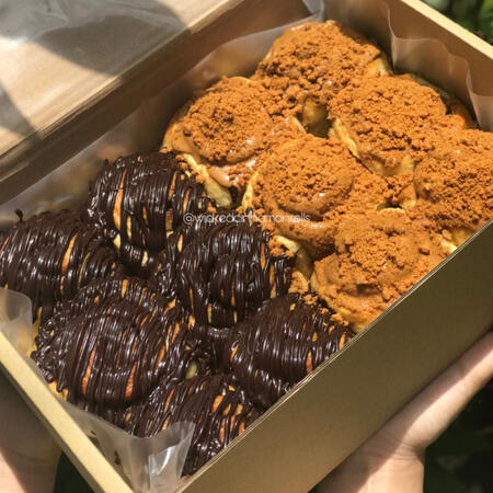 Family pack with choc and biscoff toppings (RM75)