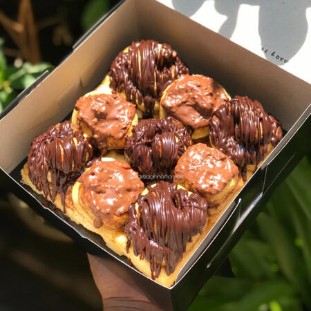 Petite cake rolls with choc and ovomaltine toppings (RM33)