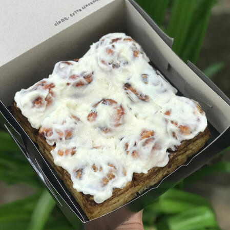 Petite cake rolls classic topping - slathered + extra cinnamon (RM29)