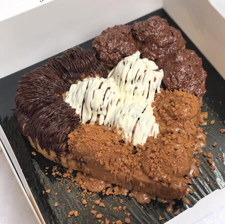 Heart-shaped cinnamon rolls with classic, choc, ovomaltine and biscoff (RM80 - half serving, RM125 - full serving)